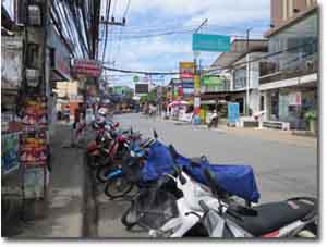 Motos aparcadas en una calle de Chaweng en Ko Samui